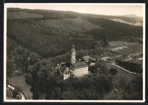 AK Tonndorf / Thüringen, Blick aus der Vogelschau auf das Schloss Tonndorf, Bes. Anton, Adolf und Willi Gahlert