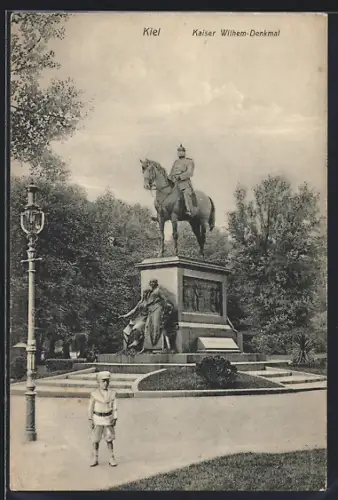 AK Kiel, kleiner Junge steht vor dem Kaiser Wilhelm-Denkmal