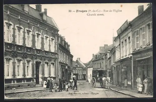AK Fruges /P.-de-C., Rue de l`Église avec passants et calèche