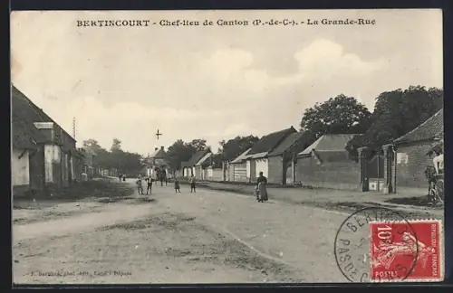 AK Bertincourt /P.-de-C., La Grande-Rue avec des passants et maisons anciennes