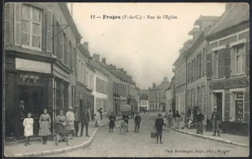 AK Fruges /P.-de-C., Rue de l`Église animée avec habitants et commerces