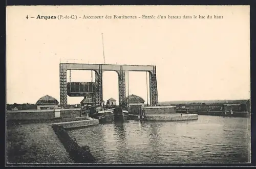 AK Arques /P.-de-C., Ascenseur des Fontinettes, Entrée d`un bateau dans le bac du haut