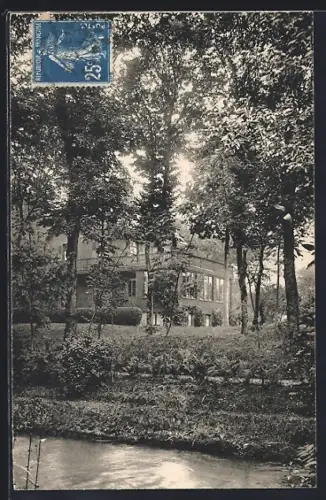 AK Hesdin, Vue d`une maison entourée d`arbres et d`un ruisseau