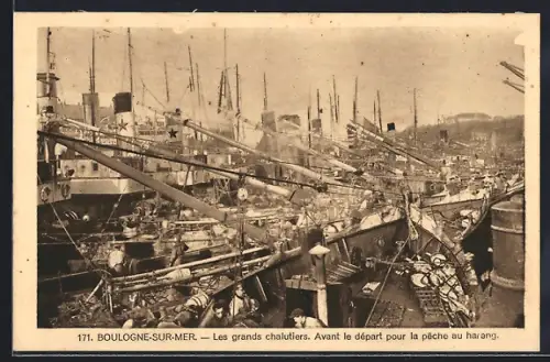 AK Boulogne-sur-Mer, Les grands chalutiers avant le départ pour la pêche au hareng