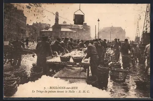 AK Boulogne-sur-Mer, Le triage du poisson devant la Halle