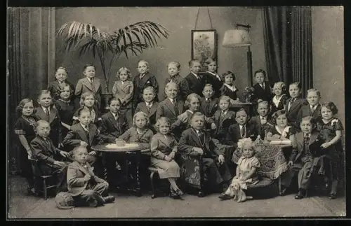 AK Schaefers Märchenstadt Liliput, Liliputaner posierend an den Tischen