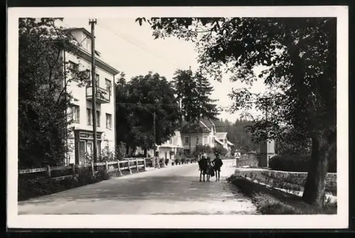 AK Krumpendorf /Wörthersee, Strassenpartie mit Lebensmittelgeschäft und Schulkindern