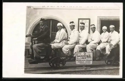 Foto-AK Dürnberg, Bergarbeiter vor dem Salzbergwerk