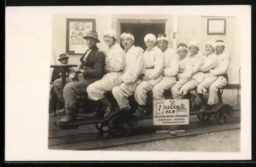 Foto-AK Dürnberg, Bergarbeiter vor dem Salzbergwerk