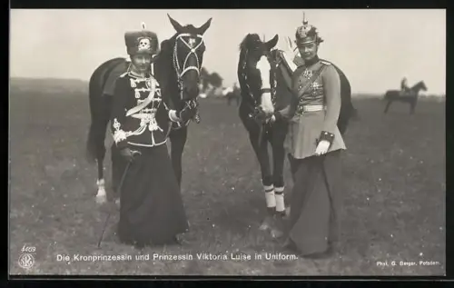 AK Kronprinzessin und Prinzessin Viktoria Luise in Uniform