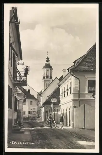 AK Pöllau /Stmk., Jos. Friedrichs Warenhaus Zur Billigkeit, Hauptplatz 7, Mann mit Motorrad