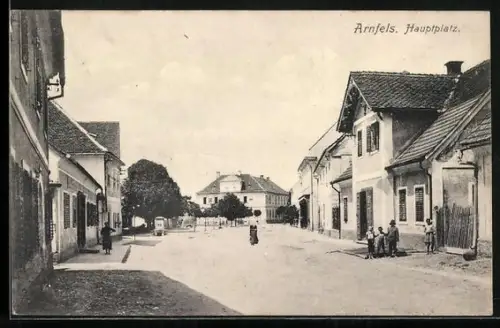 AK Arnfels, Hauptplatz mit Passanten