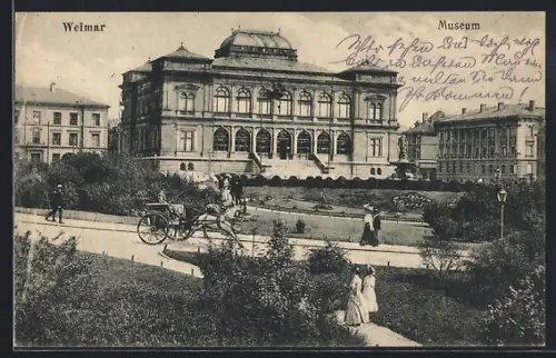 AK Weimar / Thüringen, Museum mit vorbeifahrendem Kutscher