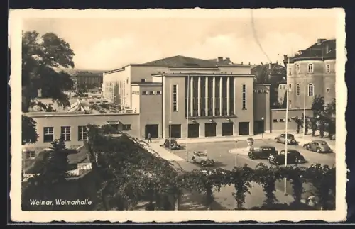 AK Weimar / Thüringen, Weimarhalle mit Parkplatz