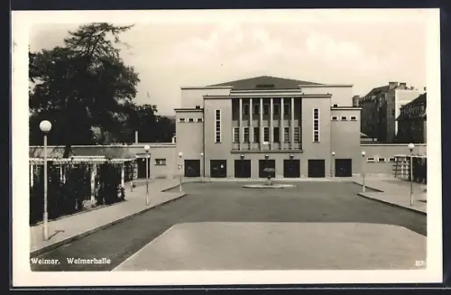 AK Weimar / Thüringen, Weimarhalle mit Vorplatz