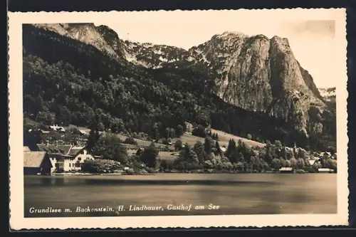 AK Grundlsee, Panorama mit Gasthof am See und Backenstein