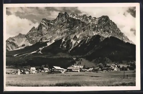 AK Ehrwald /Tirol, Ortspartie mit Zugspitzmassiv