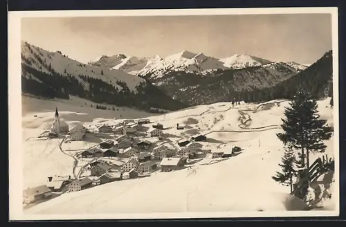 AK Berwang /Tirol, Teilansicht mit Kirche im Schnee