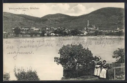 AK Weissenkirchen, Frauen in Trachten mit Blick zum Ort