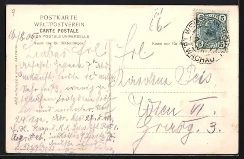 AK Weissenkirchen, Frauen in Trachten mit Blick zum Ort