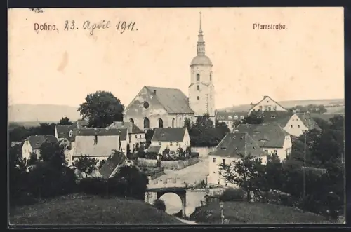 AK Dohna, Pfarrstrasse mit Torbogen und Kirche aus der Vogelschau