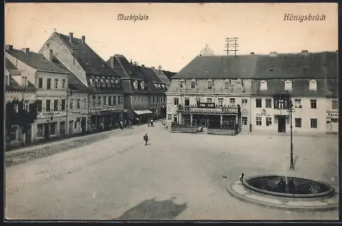 AK Königsbrück, Marktplatz mit Gasthaus Zum schwarzen Adler, Strasse und Brunnen aus der Vogelschau