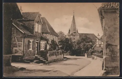 AK Neuses b. Coburg, Strassenpartie mit Kirche