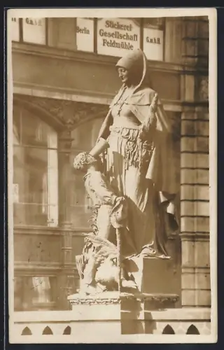 Foto-AK Berlin, Brückenfigur Heilige Getrud, Gertraudenbrücke