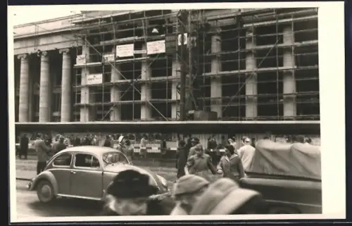 Foto-AK Stuttgart, Schlossplatz, Baugerüst, Auto VW Käfer ca. 1960