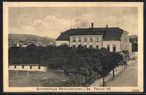 AK Markneukirchen i. Sa., Gaststätte Schützenhaus mit Strasse, Nebengebäude u. Umgebung
