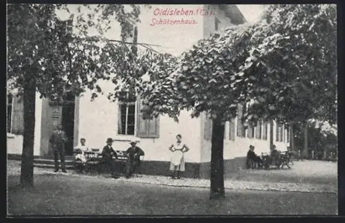 AK Oldisleben /Th., Schützenhaus mit Gästen, Strassenansicht