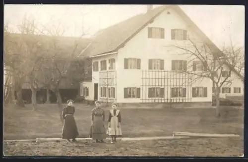 Foto-AK Apfeldorf, Frauen vor einem Gehöft und Gasthaus