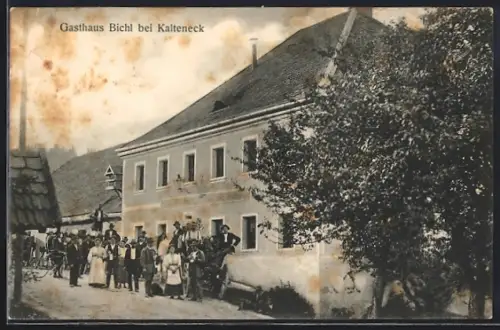 AK Kalteneck, Gasthaus Bichl mit Gästen