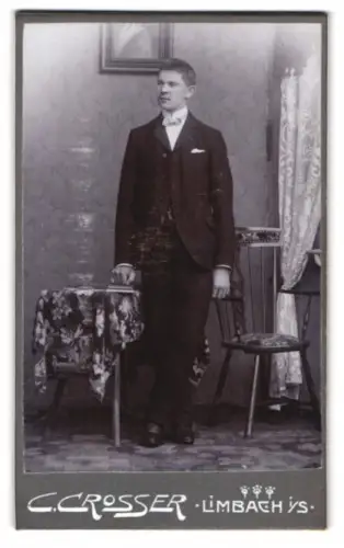 Fotografie C. Grosser, Limbach i. S., Marktstrasse, Junger Mann in Anzug