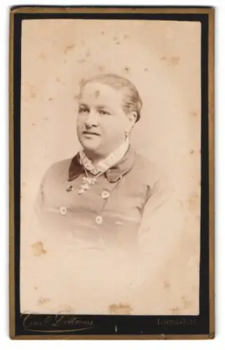 Fotografie Carl Dittmar, Landshut, Porträt einer Dame im eleganten Kleid