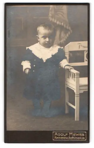 Fotografie Adolf Mewes, Rathenow, Schützenstr. 28, Kleinkind mit Stuhl
