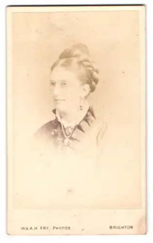 Fotografie W. & A. H. Fry, Brighton, East Street 68, Porträt einer Dame
