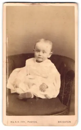 Fotografie W. & A. H. Fry, Brighton, East Street 68, Kind im Sessel