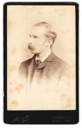 Fotografie Mowll, King`s Lynn, London Rd 4, Seitenprofil eines Herren mit Schnurrbart