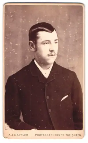 Fotografie A. & G. Taylor, Cardiff, Duke Street, Porträt eines jungen Mannes