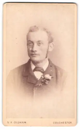 Fotografie G. A. Oldham, Colchester, Queen St 11, Porträt eines Mannes im Anzug