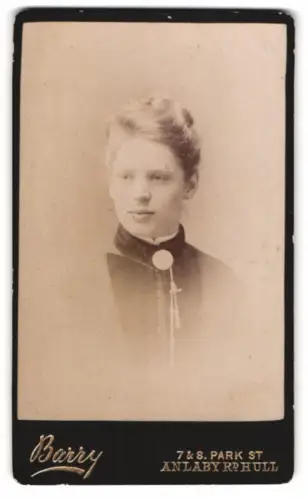 Fotografie Barry, Hull, Anlaby Rd, Porträt einer jungen Frau