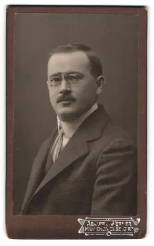 Fotografie Adalbert Werner, München, Elisenstrasse 7, Porträt eines Mannes mit Brille