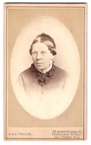 Fotografie A. & G. Taylor, London, 70 Queen Victoria St, Porträt einer älteren Dame