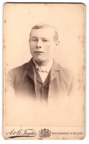 Fotografie A. & G. Taylor, Stockton-on-Tees, High Street 106, Porträt eines jungen Mannes