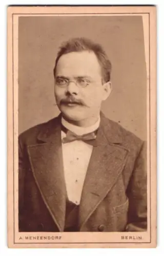 Fotografie A. Menzendorf, Berlin, Louisen-Str. 61, Portrait eines Mannes mit Brille