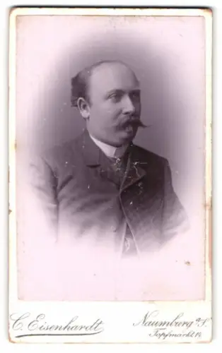 Fotografie C. Eisenhardt, Naumburg, Topfmarkt 14, Porträt eines Mannes mit Schnurrbart