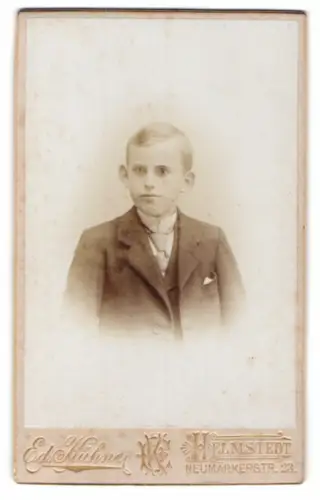 Fotografie Ed. Kühne, Helmstedt, Neumärkerstr. 23, Porträt eines Jungen im eleganten Anzug