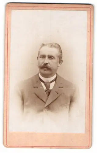 Fotografie unbekannter Fotograf und Ort, Porträt eines eleganten Mannes