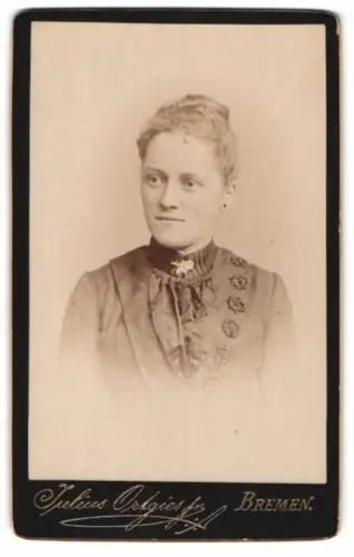 Fotografie Julius Ortgies jr., Bremen, Am Wall 116, Porträt einer Frau mit hochgestecktem Haar